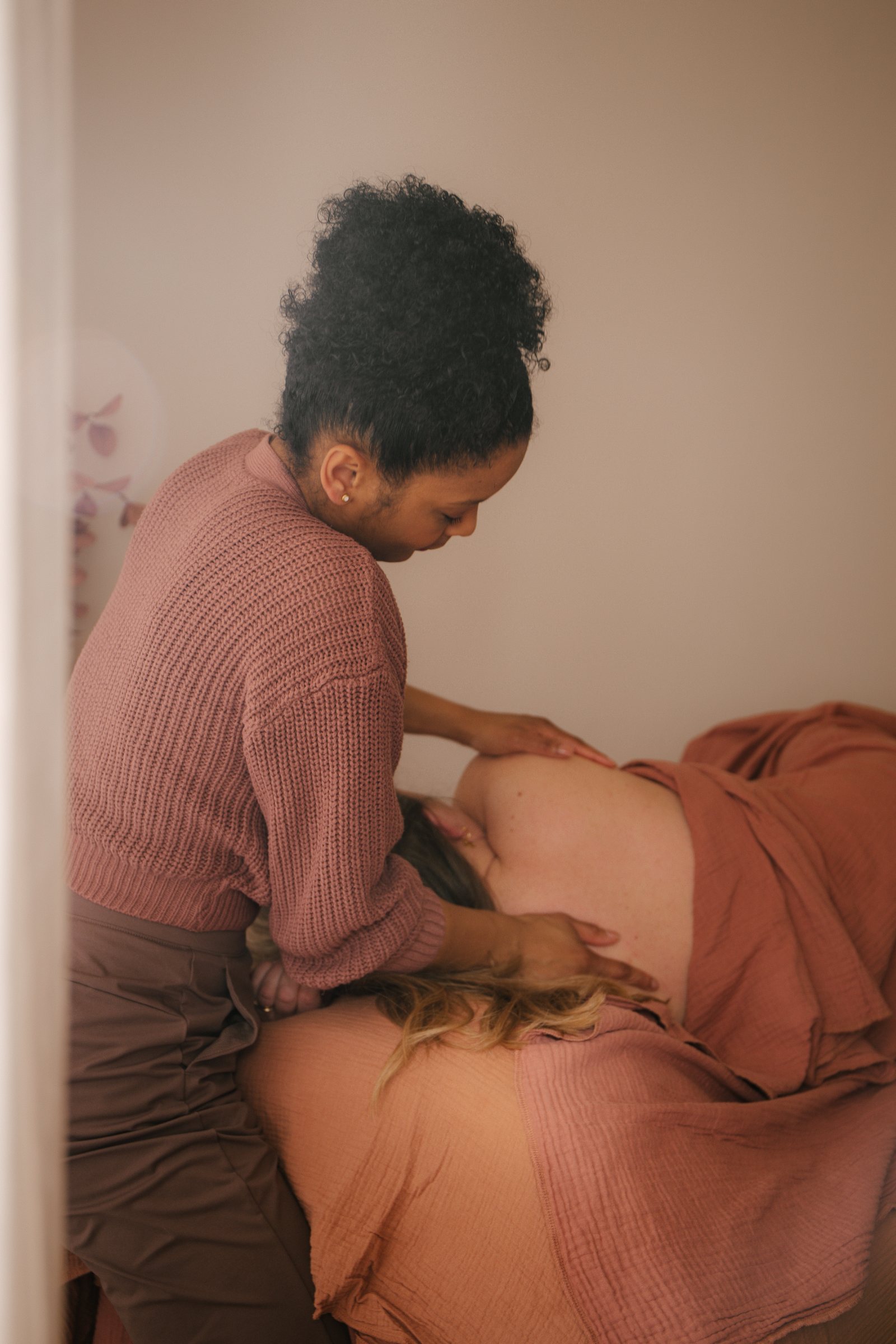 Warme handen tijdens een postpartummassage